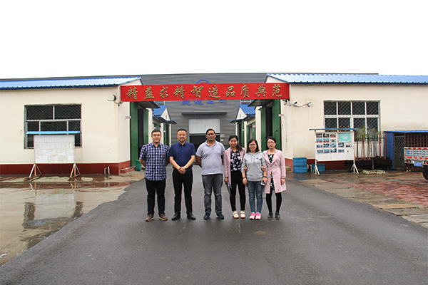 印度老客戶來訪和銷售部同仁合影 印度老客戶來訪和銷售部同仁合影